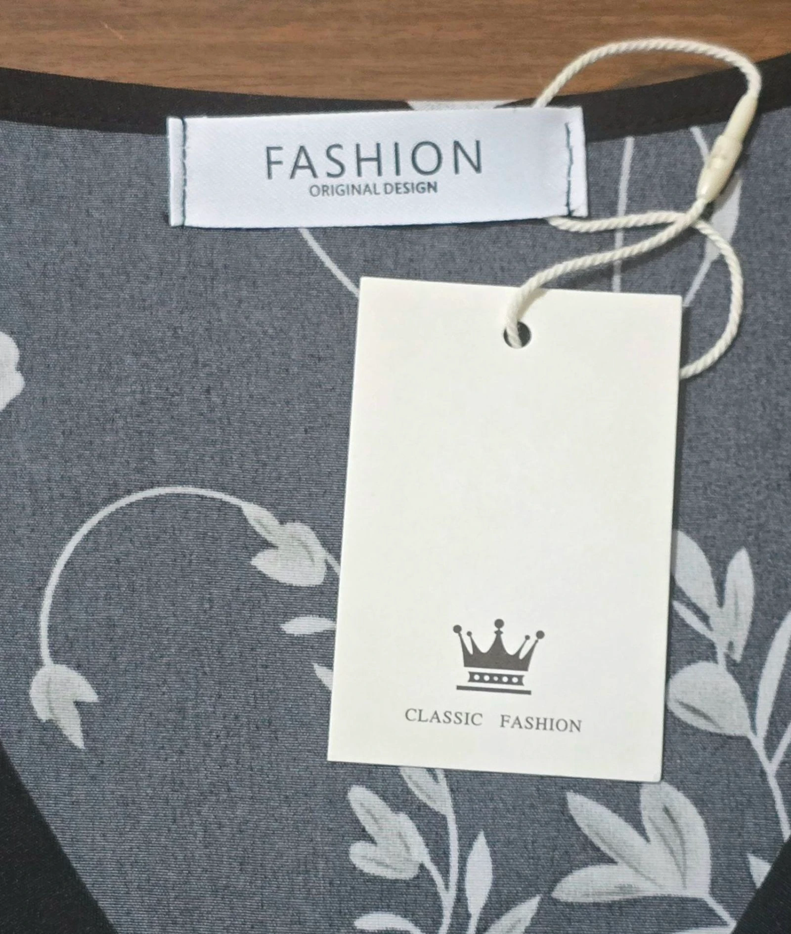 Blusa sin mangas negra estampada – photo 3